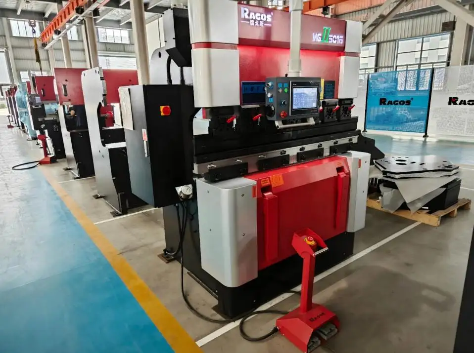 Máquina de doblar paneles CNC