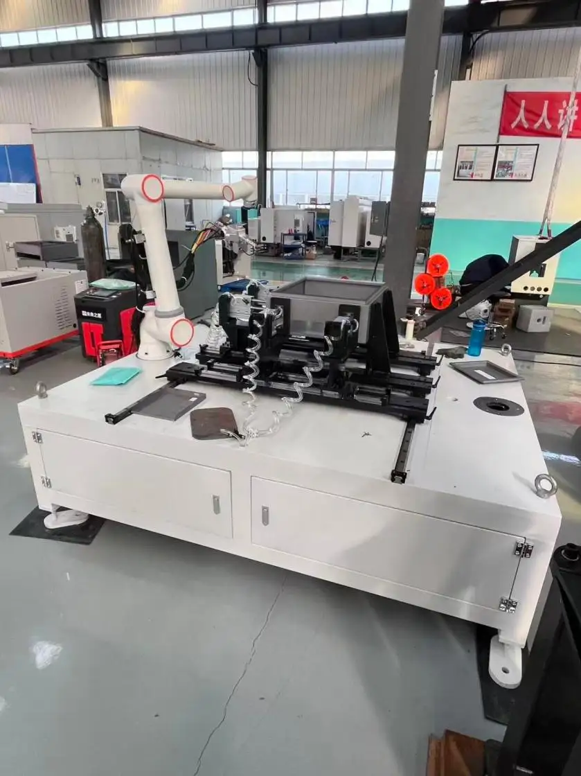 Robot de soldadura para soldadura de bastidores de automóviles